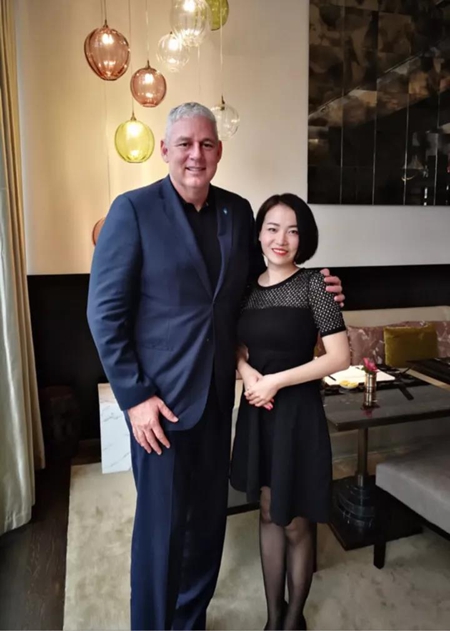 永銘國際項(xiàng)目總監(jiān)Echo與圣盧西亞總理合影 小國護(hù)照